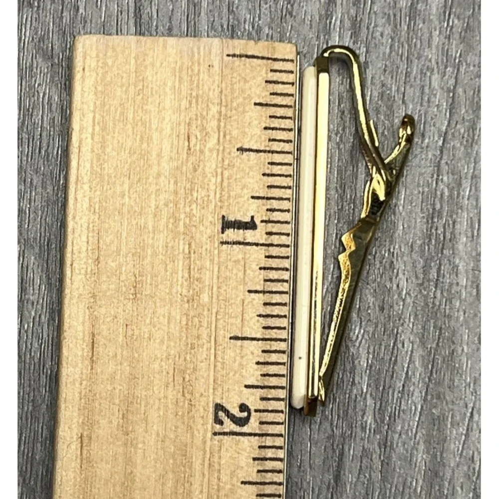 Vintage SWANK Men's Gold Tone Golf Scene Tie Clip Bar in Original Box‎